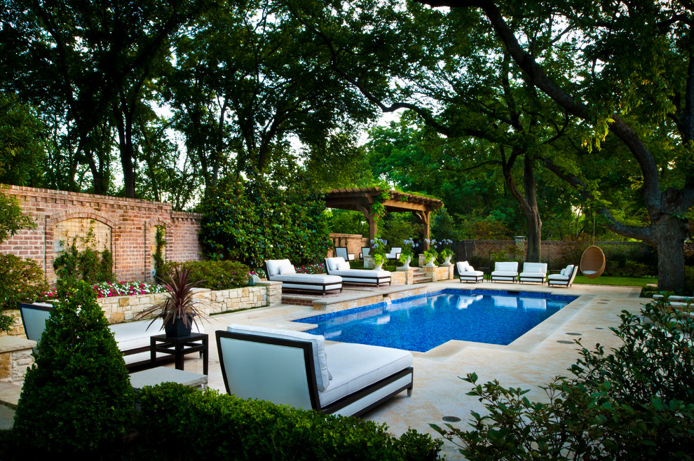 Immagine di una grande piscina classica rettangolare dietro casa con una vasca idromassaggio