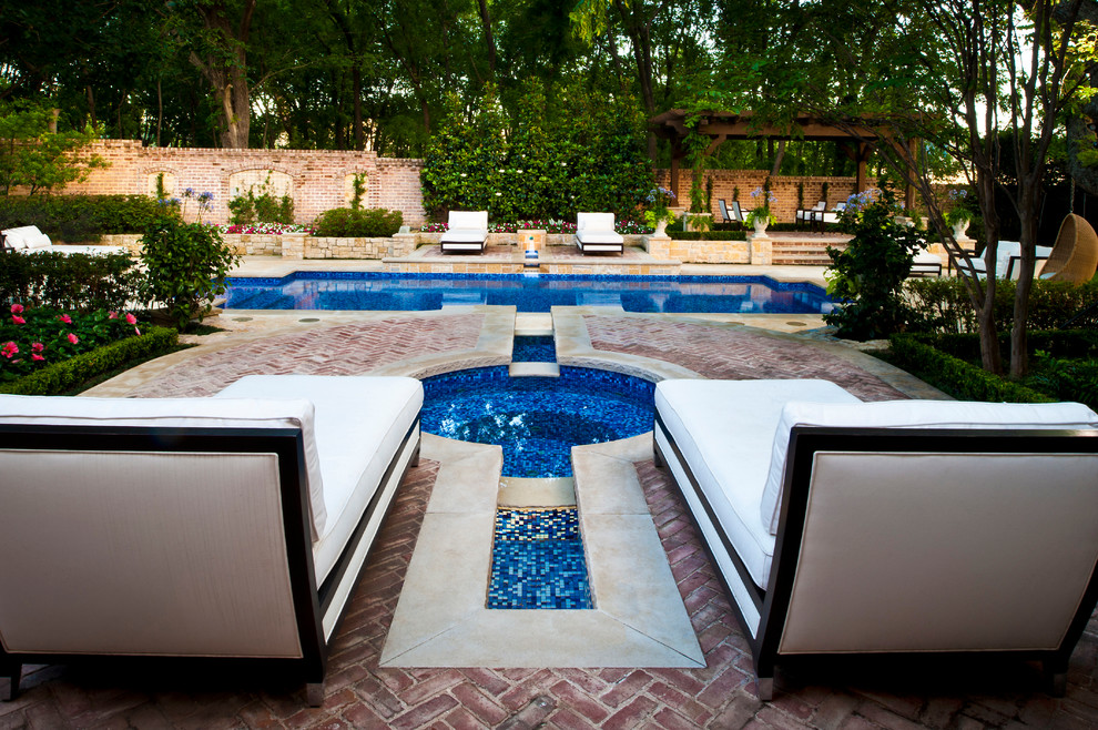 Imagen de piscina alargada tradicional grande rectangular en patio trasero con adoquines de ladrillo