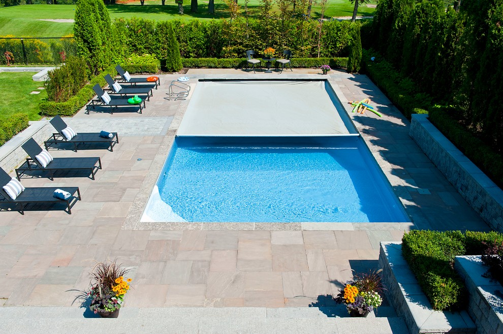 Großer Klassischer Pool in rechteckiger Form mit Natursteinplatten in Toronto