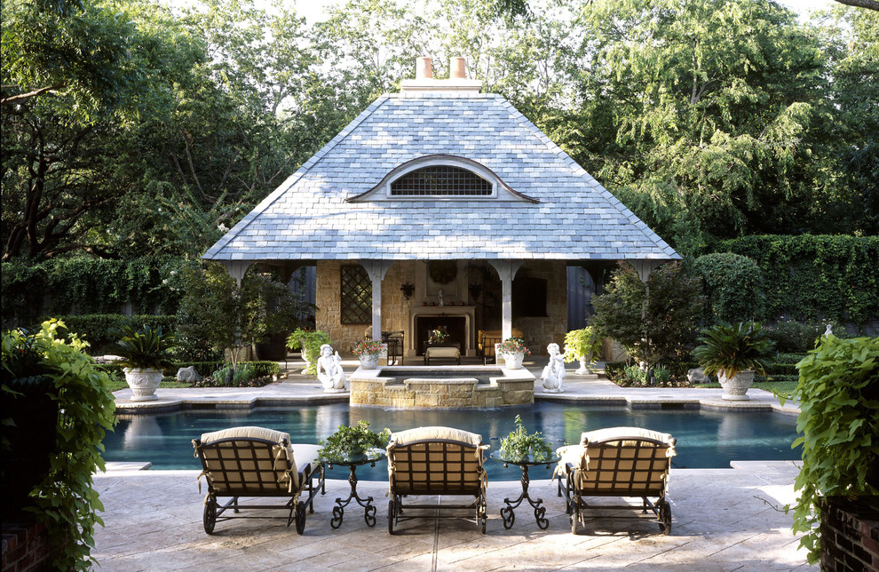 На фото: бассейн произвольной формы в классическом стиле с покрытием из каменной брусчатки и домиком у бассейна