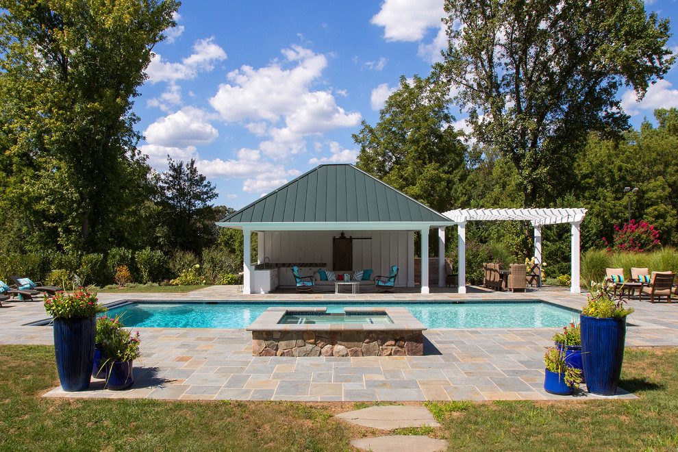 Diseño de piscinas y jacuzzis alargados clásicos grandes rectangulares en patio trasero con adoquines de piedra natural