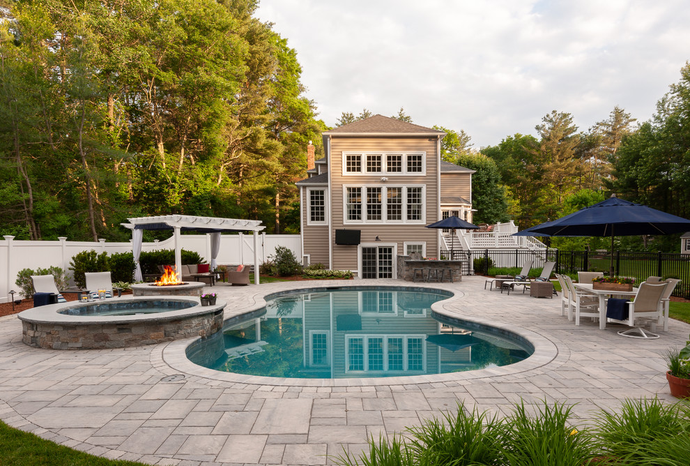 Источник вдохновения для домашнего уюта: бассейн в форме фасоли на заднем дворе в классическом стиле