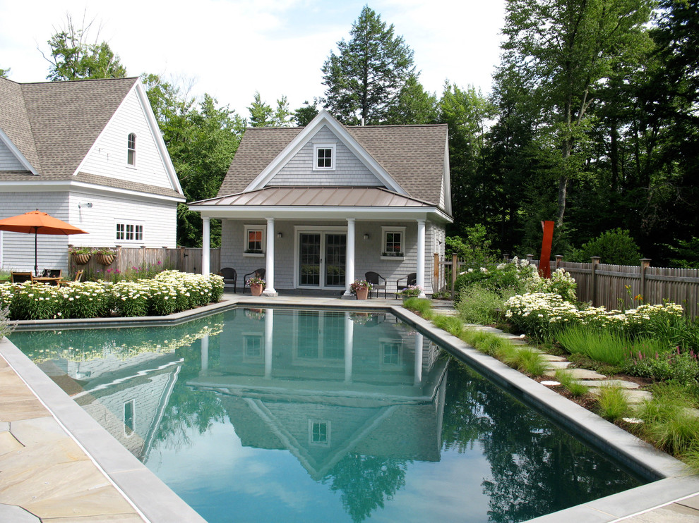 Imagen de piscina tradicional de tamaño medio a medida en patio trasero con adoquines de piedra natural