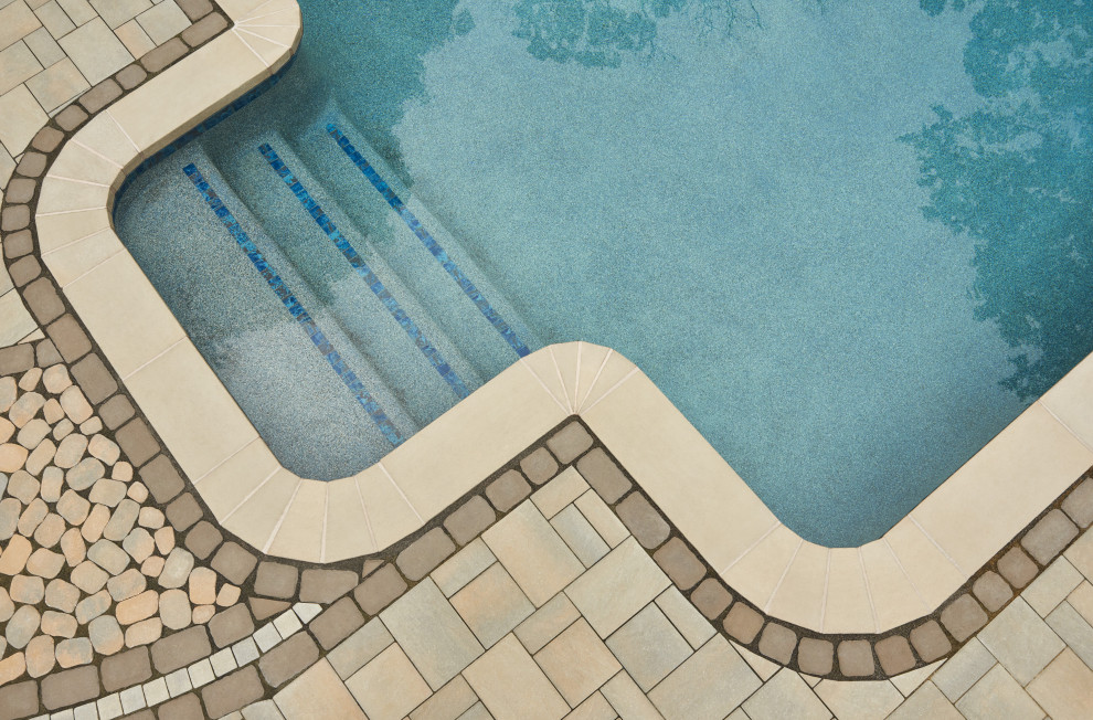 Cette photo montre une piscine arrière chic avec des pavés en béton.