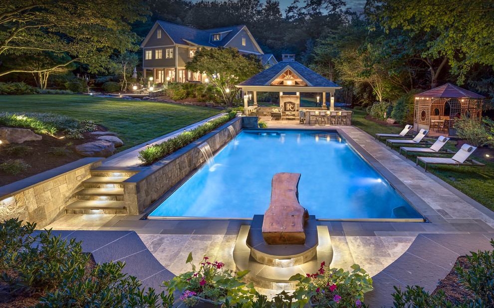 Klassischer Pool hinter dem Haus in rechteckiger Form mit Wasserspiel und Natursteinplatten in Richmond