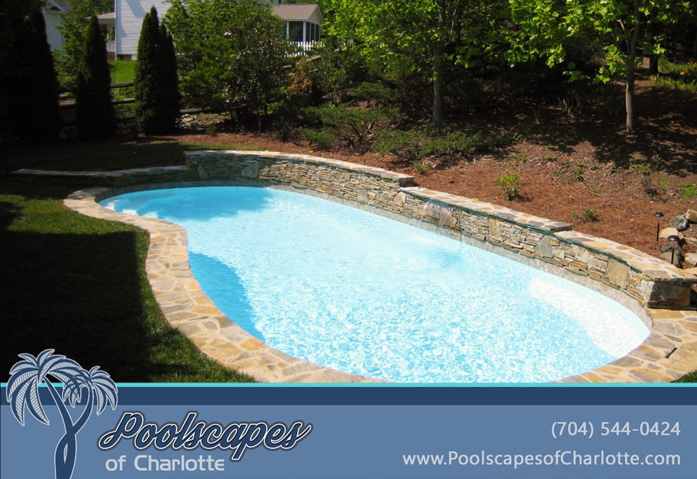 Foto di una piscina classica a "C" di medie dimensioni e dietro casa con fontane e pedane