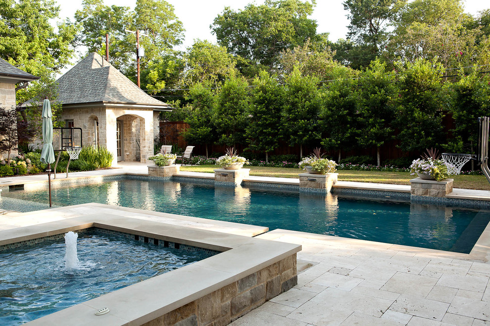 Пример оригинального дизайна: большой прямоугольный бассейн на заднем дворе в классическом стиле