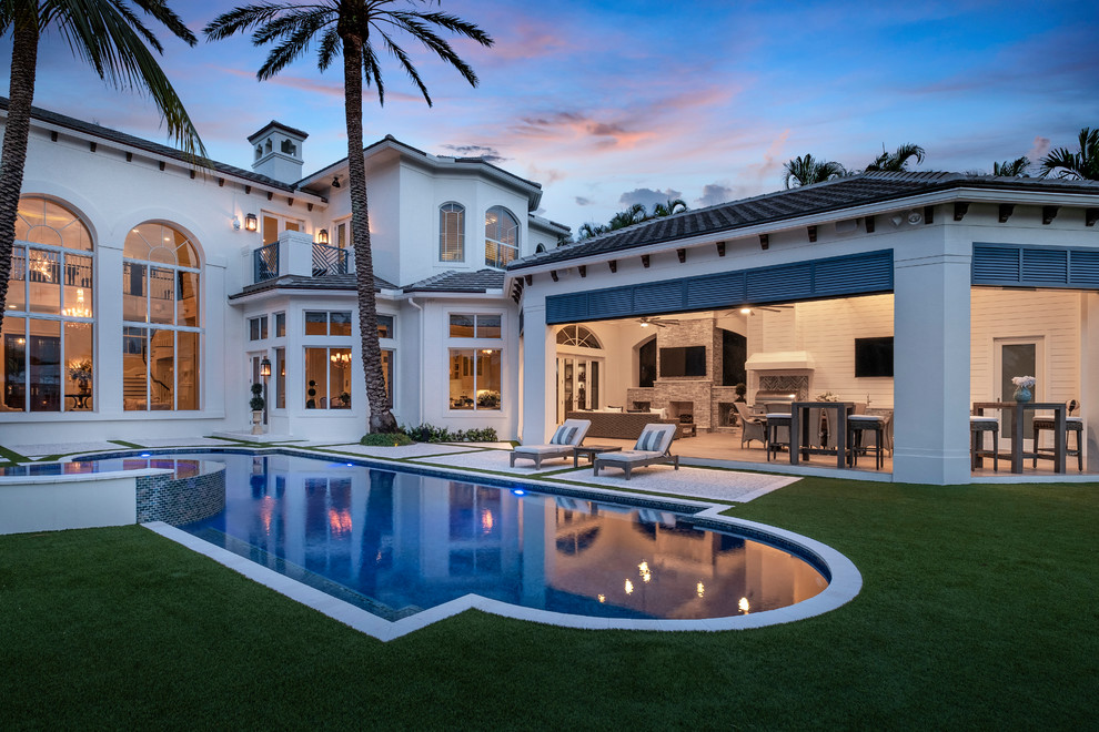 Klassischer Pool hinter dem Haus in rechteckiger Form in Miami