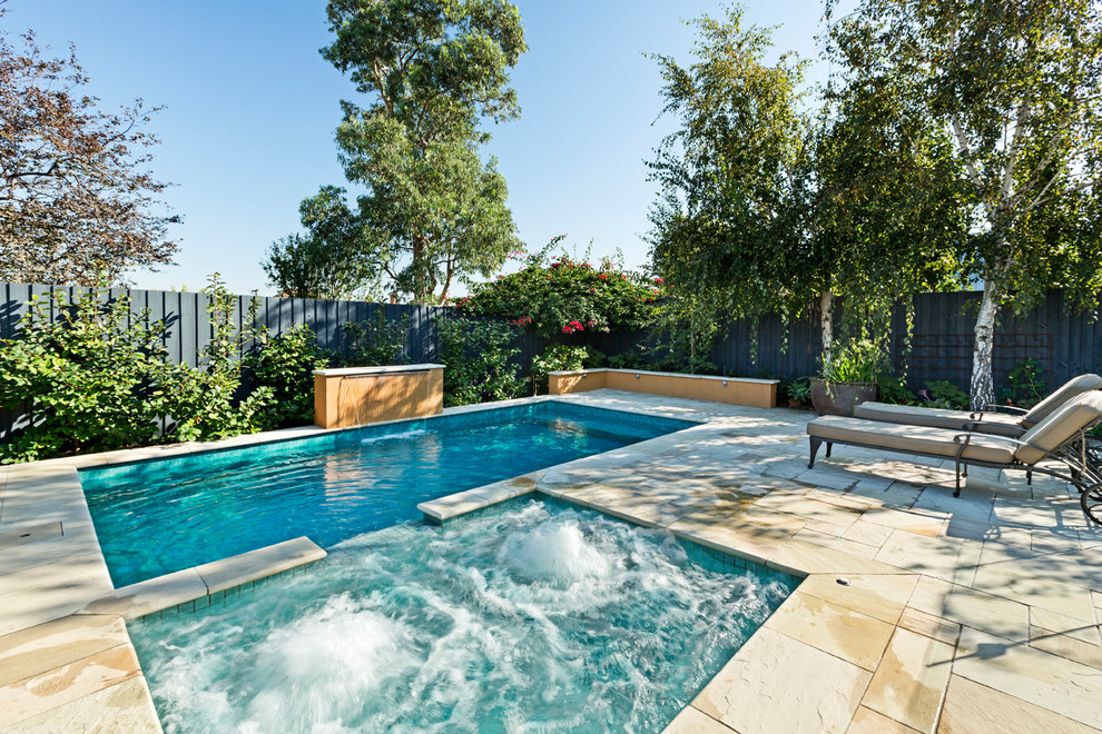 Источник вдохновения для домашнего уюта: маленький естественный, прямоугольный бассейн на заднем дворе в викторианском стиле с джакузи и покрытием из каменной брусчатки для на участке и в саду
