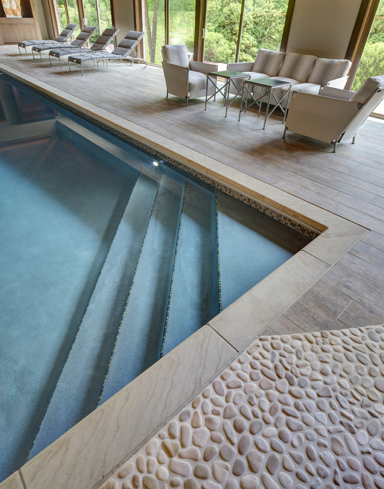 Foto di una piscina coperta design rettangolare con pedane e una dépendance a bordo piscina