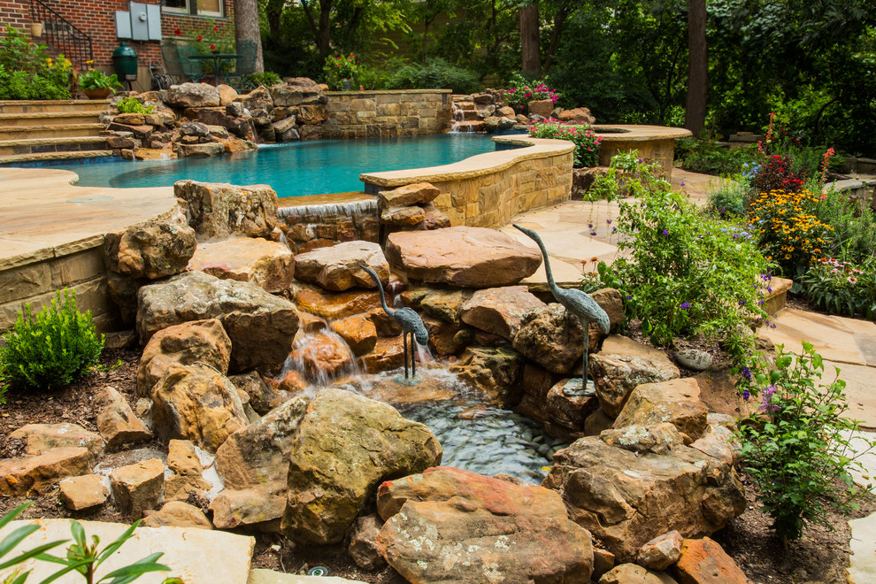 Imagen de piscina natural rural de tamaño medio a medida en patio trasero con adoquines de piedra natural