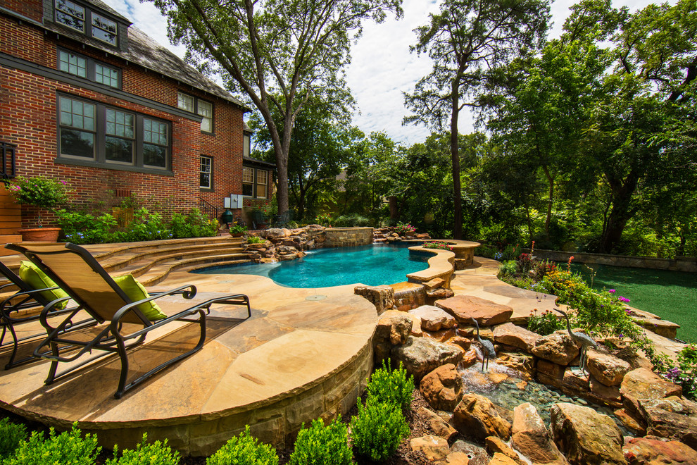 Ejemplo de piscina natural rural de tamaño medio a medida en patio trasero con adoquines de piedra natural