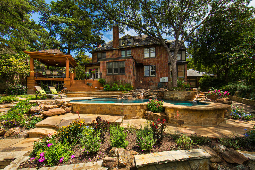 Foto de piscina natural rústica de tamaño medio a medida en patio trasero con adoquines de piedra natural