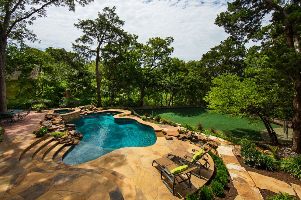 Стильный дизайн: естественный бассейн среднего размера, произвольной формы на заднем дворе в стиле рустика с покрытием из каменной брусчатки - последний тренд