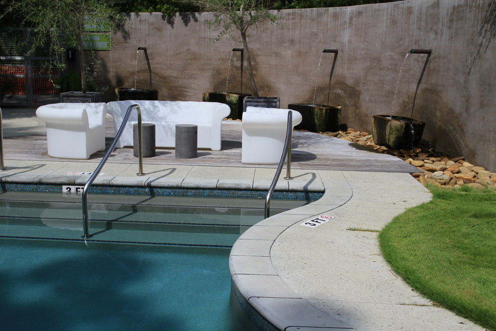 Esempio di una piscina bohémian personalizzata di medie dimensioni e in cortile con lastre di cemento