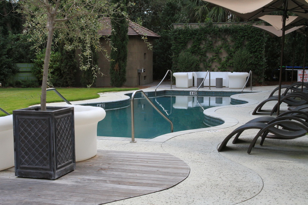 Immagine di una piscina eclettica personalizzata di medie dimensioni e in cortile con lastre di cemento