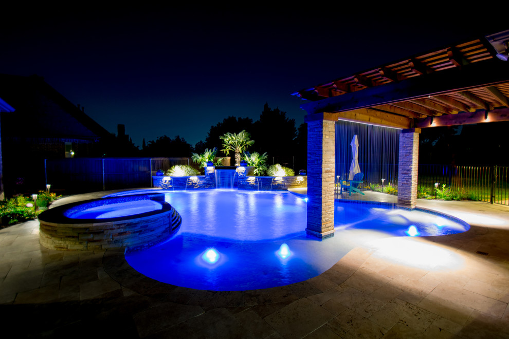 Источник вдохновения для домашнего уюта: большой бассейн произвольной формы на заднем дворе в стиле неоклассика (современная классика) с покрытием из каменной брусчатки