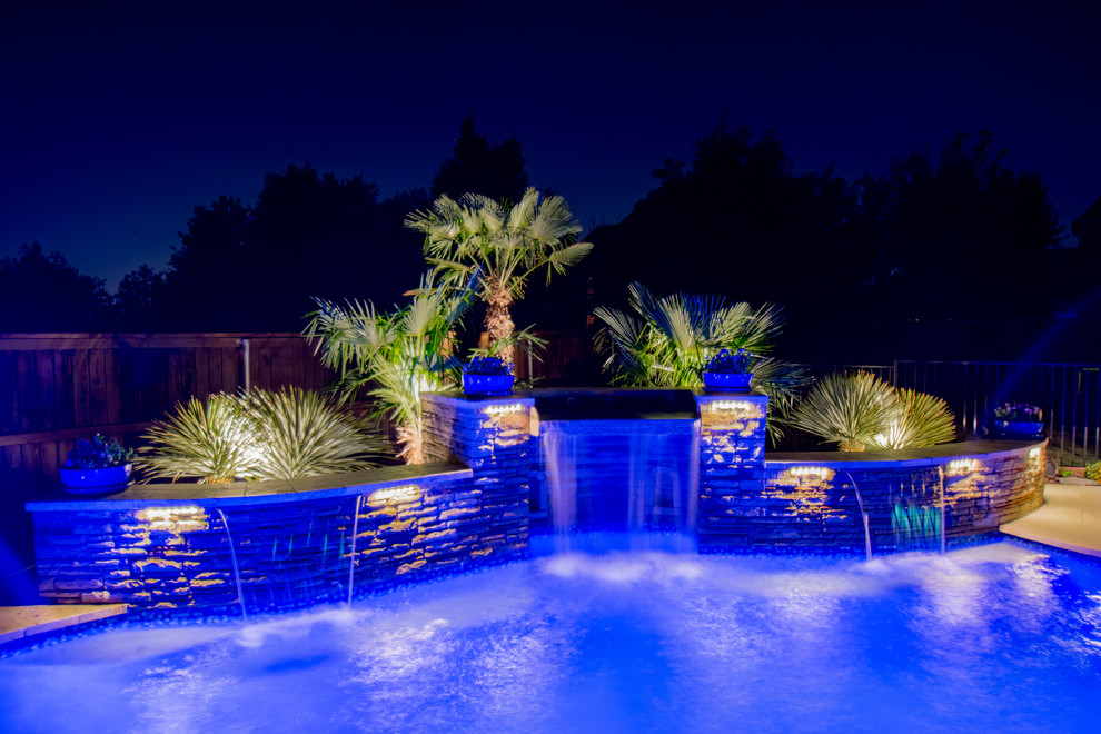 Idéer för en stor klassisk pool på baksidan av huset, med naturstensplattor