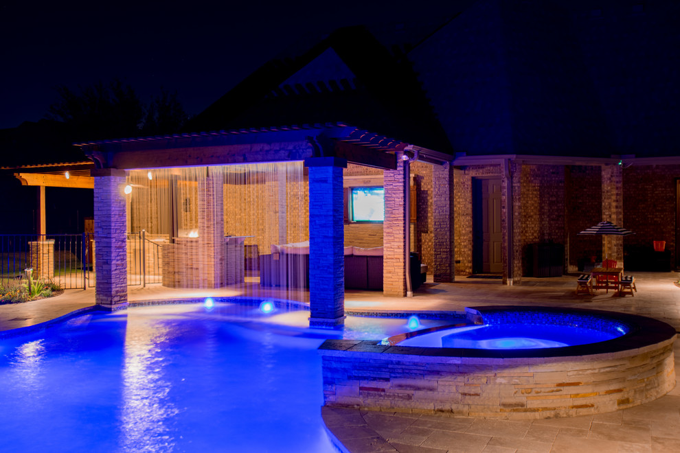 Ispirazione per una grande piscina classica personalizzata dietro casa con pavimentazioni in pietra naturale