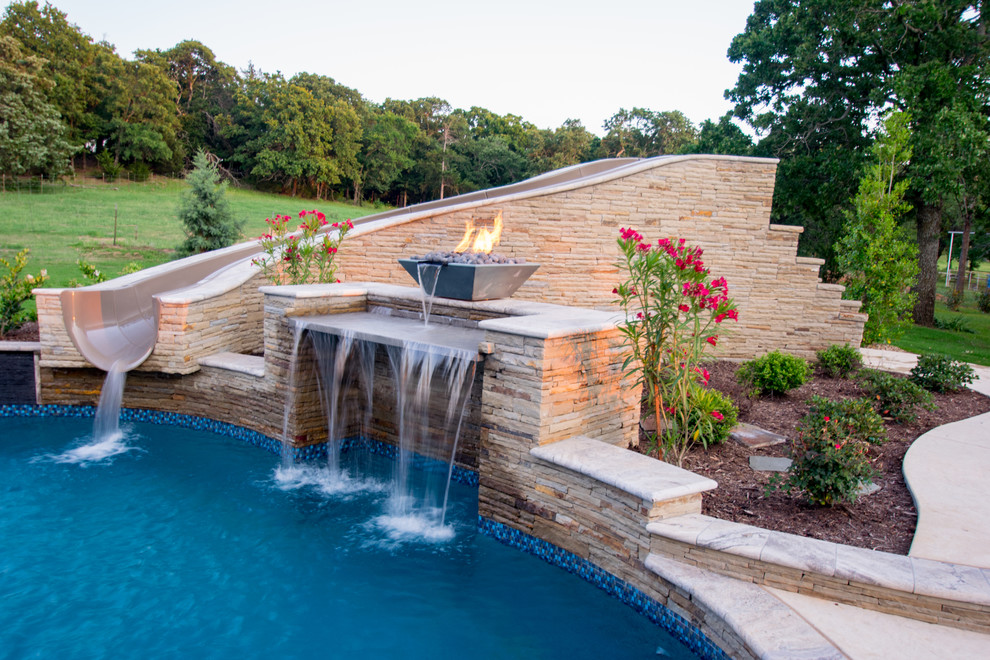 На фото: большой бассейн произвольной формы на заднем дворе в стиле неоклассика (современная классика) с покрытием из декоративного бетона