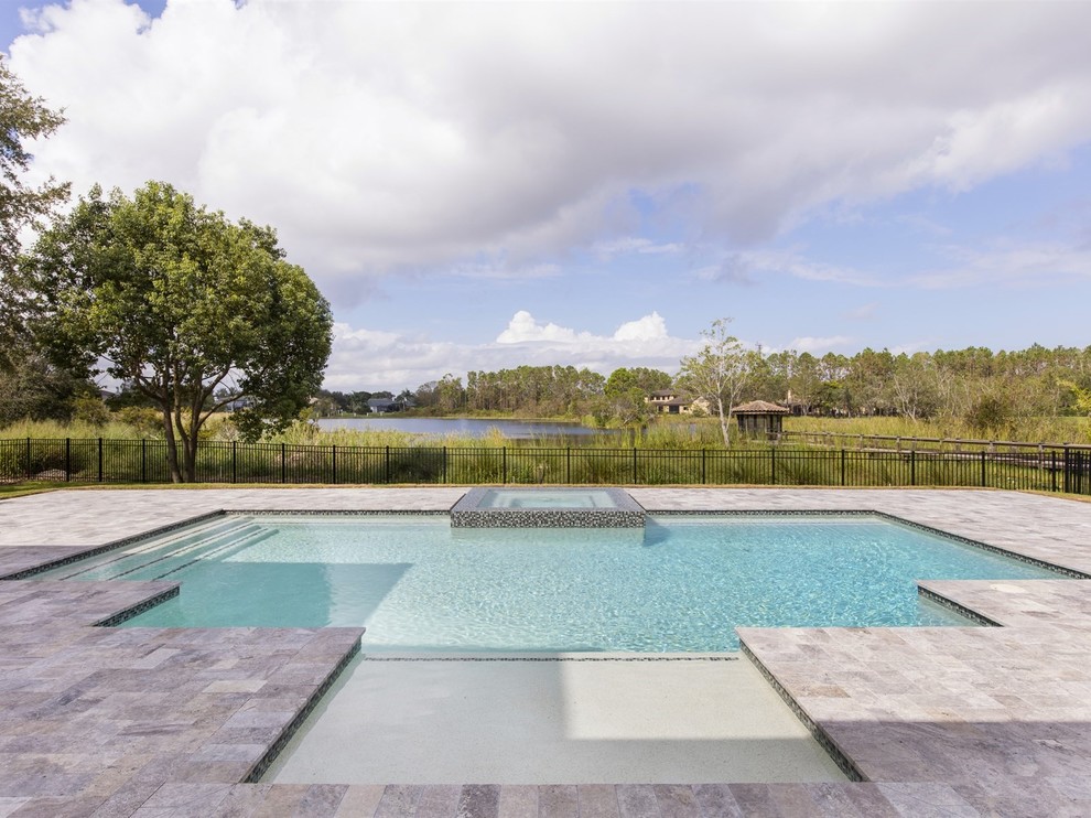 Großer, Gefliester Moderner Whirlpool hinter dem Haus in individueller Form in Orlando