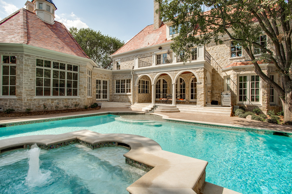 Свежая идея для дизайна: бассейн на заднем дворе в классическом стиле с покрытием из каменной брусчатки - отличное фото интерьера