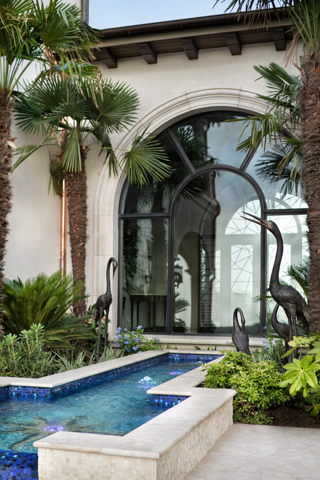 Inspiration pour une très grande piscine arrière traditionnelle en forme de haricot avec un bain bouillonnant et des pavés en pierre naturelle.