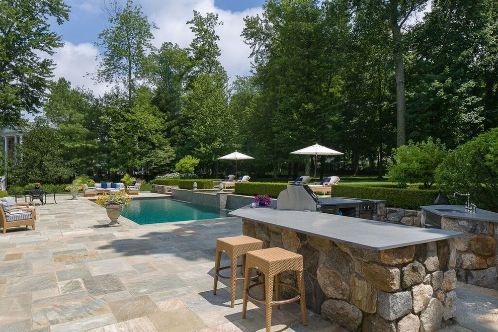 Mittelgroßer Klassischer Pool hinter dem Haus in rechteckiger Form mit Natursteinplatten in New York