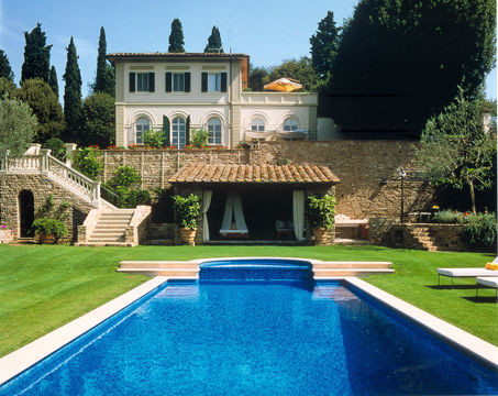 Medelhavsstil inredning av en mellanstor rektangulär pool på baksidan av huset, med spabad och marksten i betong