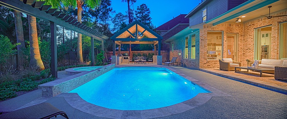 Idee per una piscina classica personalizzata di medie dimensioni e dietro casa con pavimentazioni in pietra naturale