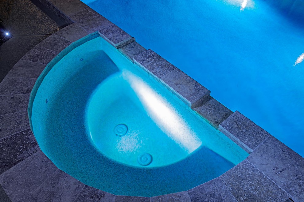 Esempio di una piscina tradizionale personalizzata di medie dimensioni e dietro casa con pavimentazioni in pietra naturale
