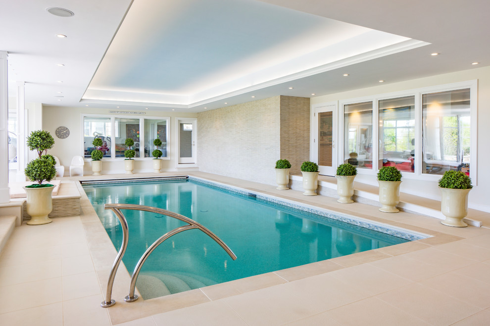 Стильный дизайн: прямоугольный бассейн в стиле неоклассика (современная классика) с домиком у бассейна - последний тренд