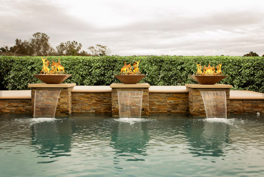На фото: прямоугольный, спортивный бассейн среднего размера на заднем дворе в стиле неоклассика (современная классика) с покрытием из каменной брусчатки и фонтаном