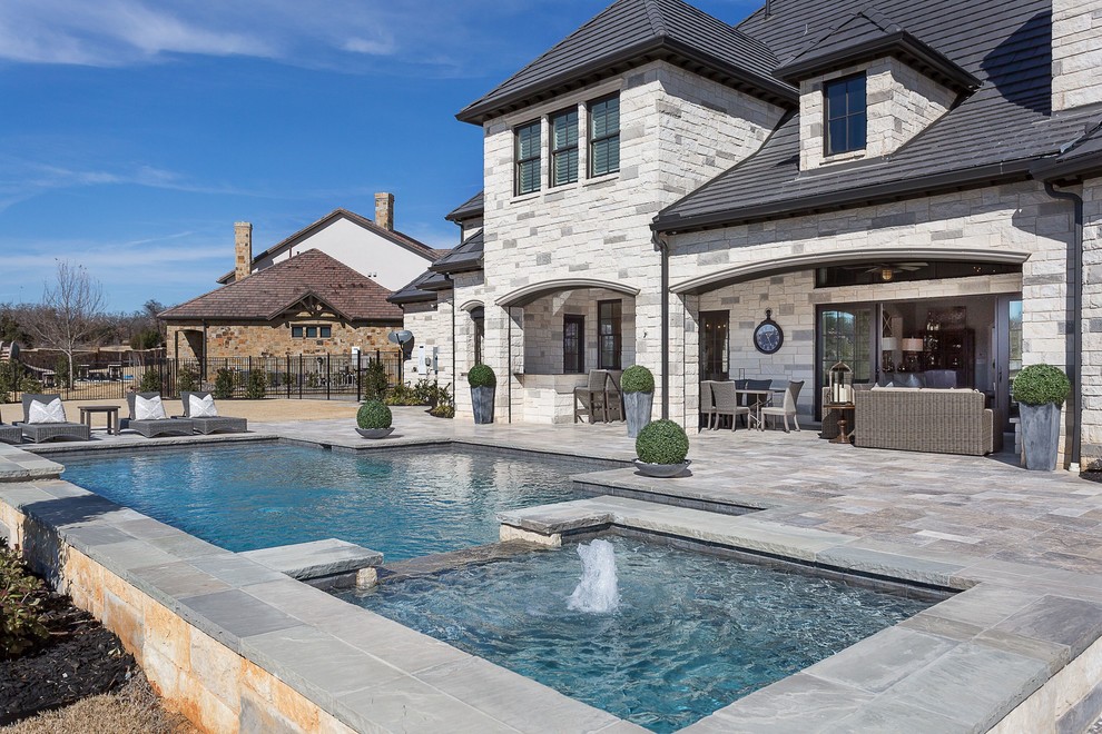 Foto di una grande piscina fuori terra classica personalizzata dietro casa con una vasca idromassaggio