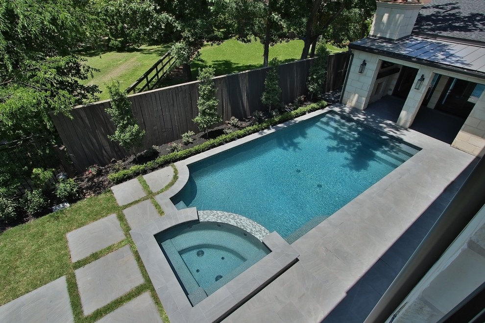 Foto di una piscina naturale tradizionale rettangolare di medie dimensioni e dietro casa con pavimentazioni in pietra naturale