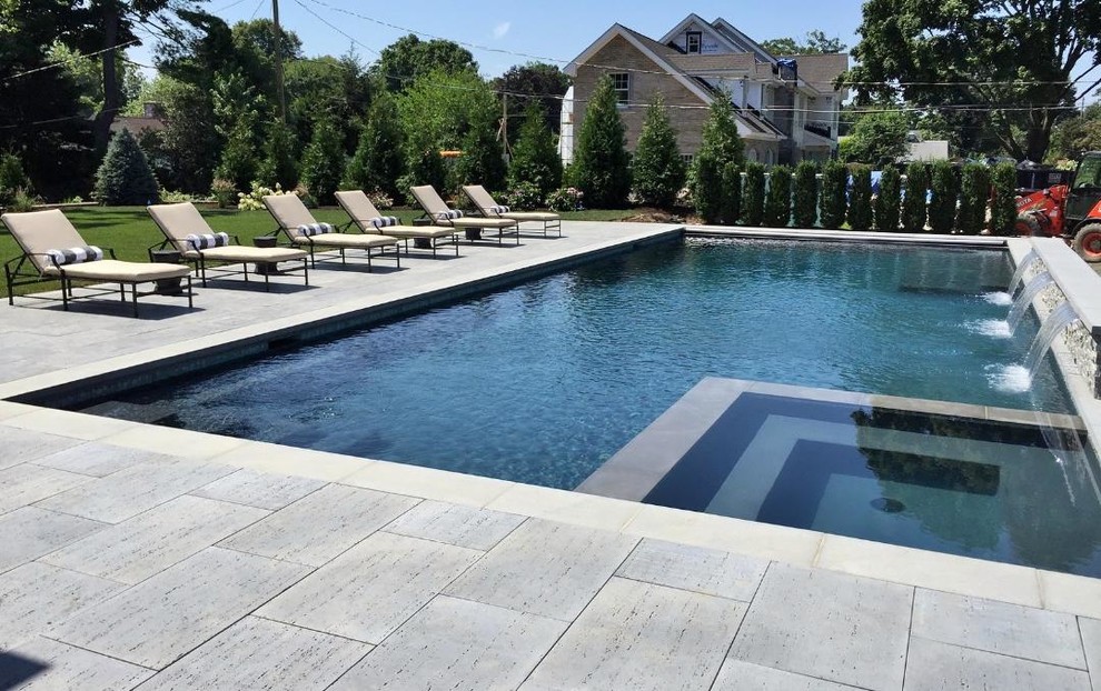Стильный дизайн: большой спортивный, прямоугольный бассейн на заднем дворе в современном стиле с джакузи и мощением тротуарной плиткой - последний тренд