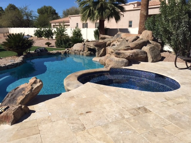 Mittelgroßer, Gefliester Mediterraner Pool hinter dem Haus in individueller Form mit Wasserspiel in Phoenix