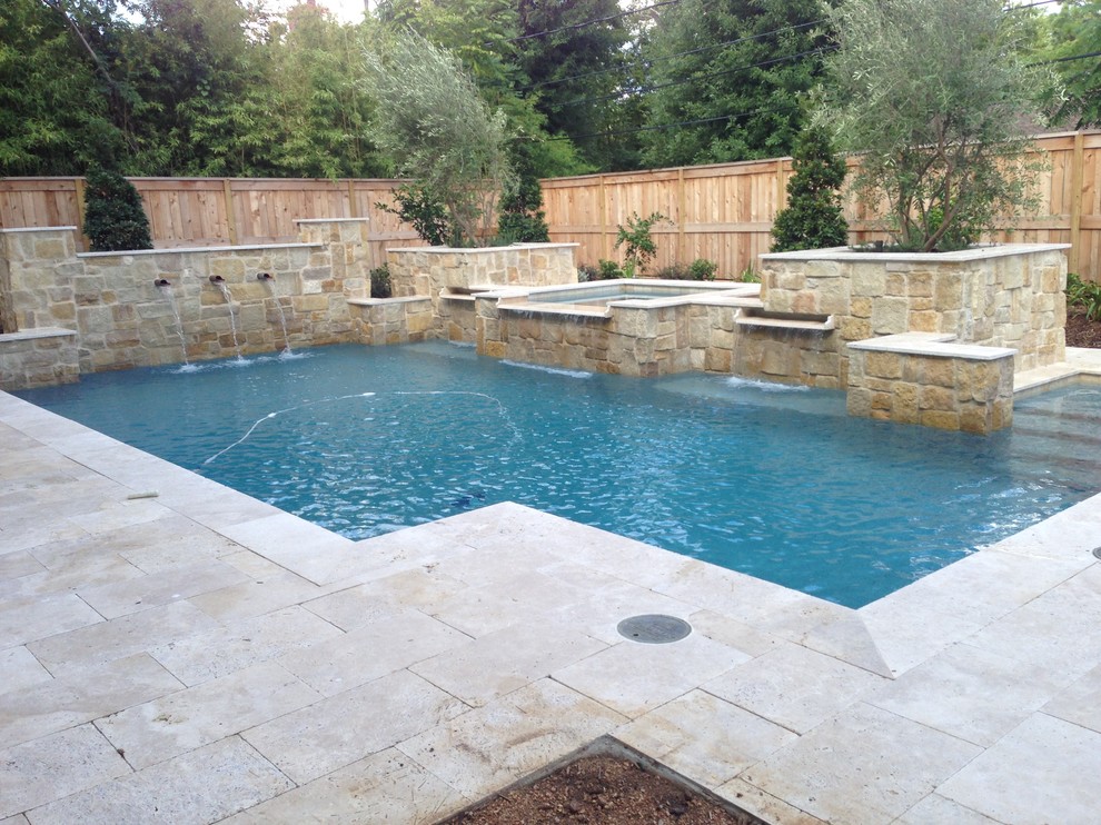 Idee per una piscina tradizionale personalizzata di medie dimensioni e dietro casa con una vasca idromassaggio e pavimentazioni in cemento
