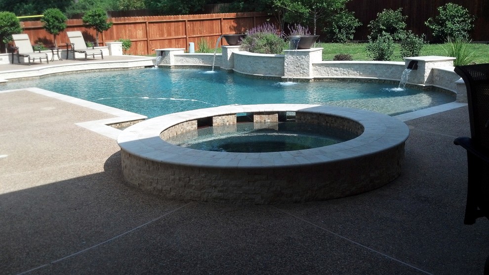 Inspiration för mellanstora klassiska anpassad pooler på baksidan av huset, med betongplatta och spabad