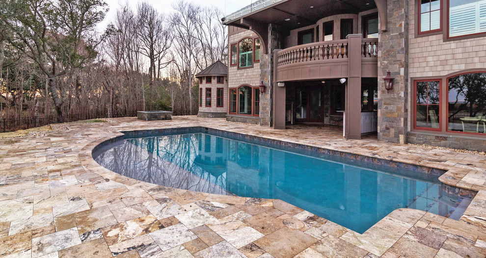 Стильный дизайн: естественный бассейн произвольной формы, среднего размера на заднем дворе в стиле неоклассика (современная классика) с покрытием из плитки - последний тренд