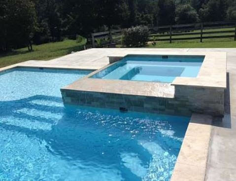Ejemplo de piscinas y jacuzzis alargados actuales de tamaño medio rectangulares en patio trasero con losas de hormigón