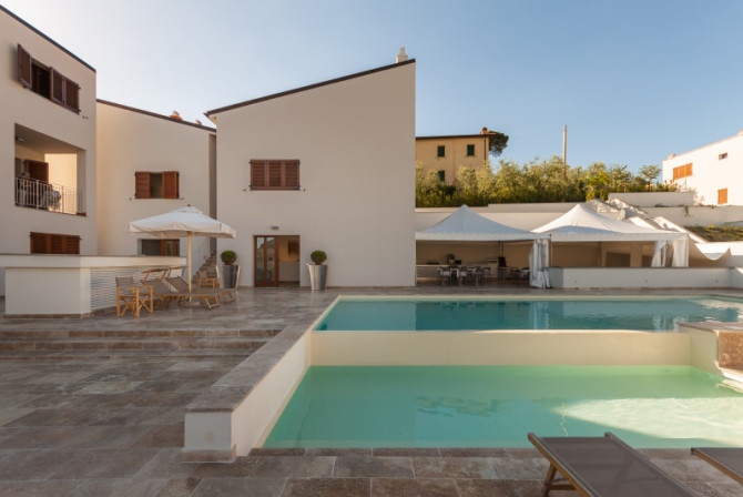 Ispirazione per una grande piscina fuori terra moderna personalizzata dietro casa con pavimentazioni in pietra naturale