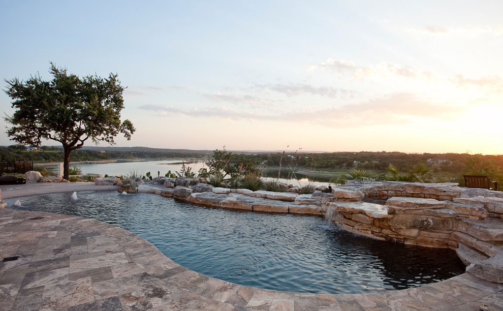 Foto de piscinas y jacuzzis naturales mediterráneos grandes a medida en patio trasero con adoquines de piedra natural