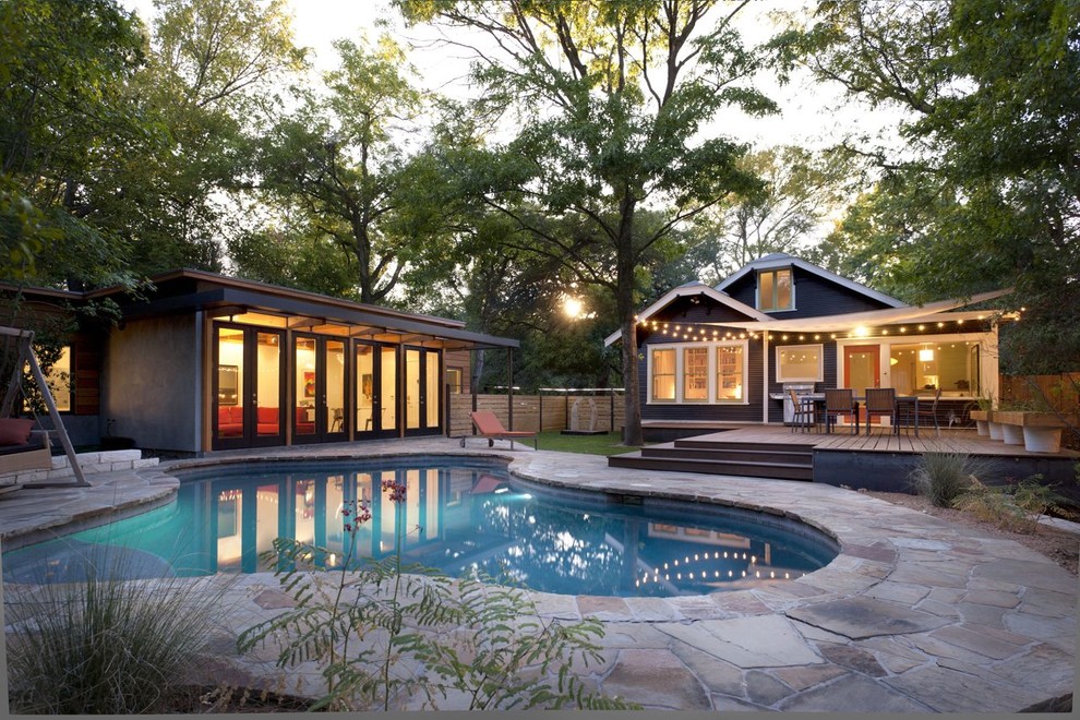 Идея дизайна: бассейн на внутреннем дворе в современном стиле