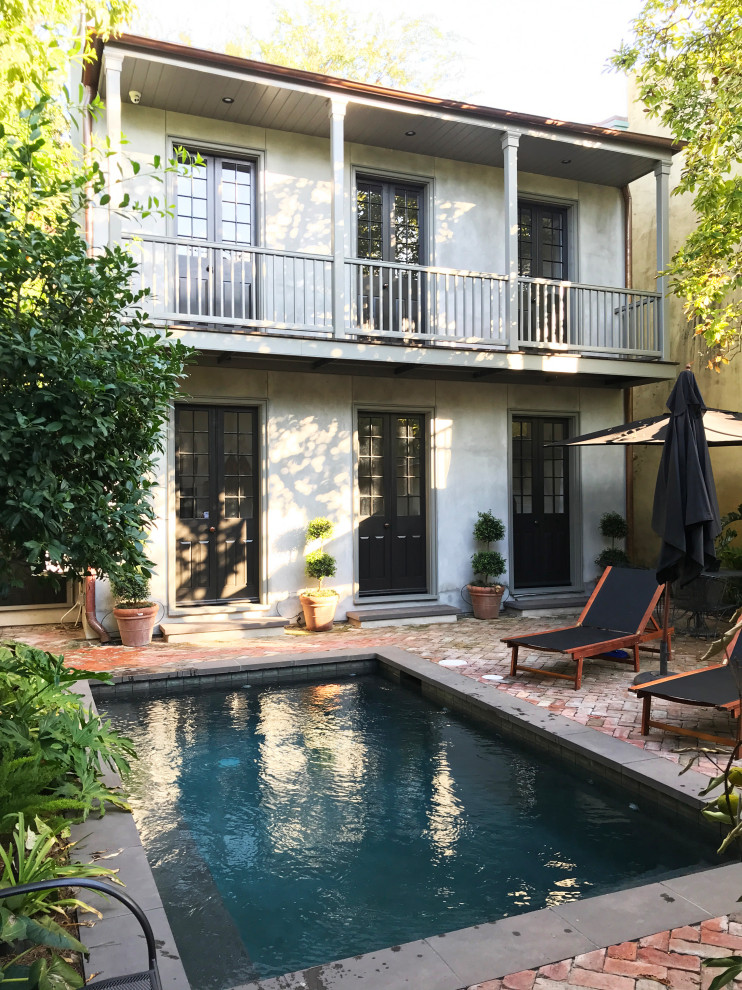 Пример оригинального дизайна: маленький прямоугольный бассейн на заднем дворе в классическом стиле с мощением клинкерной брусчаткой для на участке и в саду