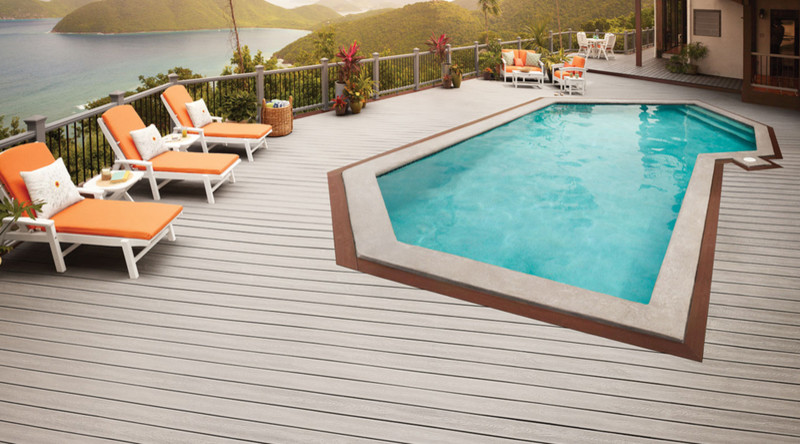 Esempio di una grande piscina tropicale personalizzata dietro casa con pedane