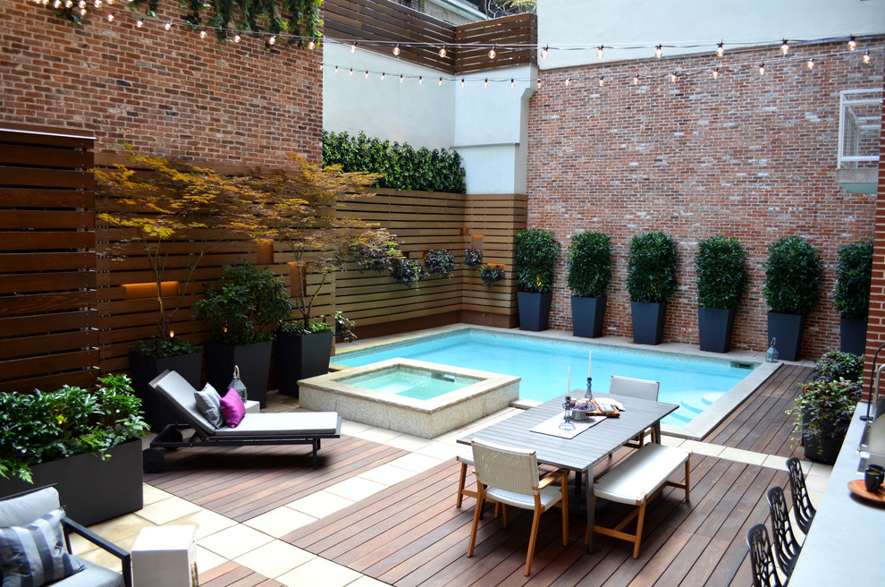 Aménagement d'une petite piscine contemporaine rectangle avec un bain bouillonnant, une cour et une terrasse en bois.