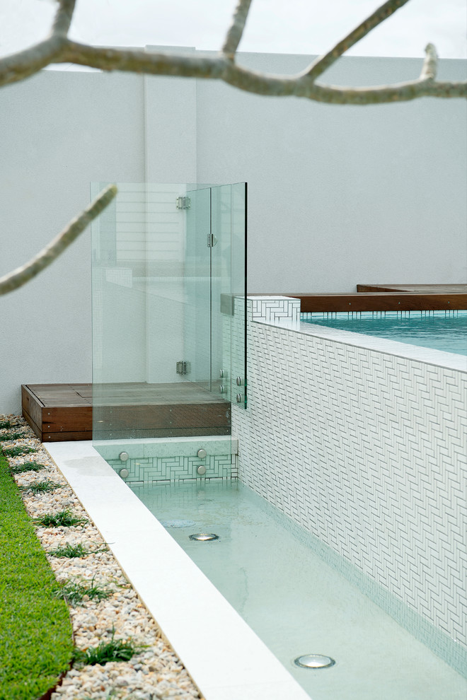 Idee per una piscina a sfioro infinito costiera rettangolare di medie dimensioni e davanti casa con pedane