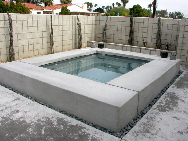 Пример оригинального дизайна: большой прямоугольный бассейн на заднем дворе в стиле неоклассика (современная классика) с джакузи и мощением тротуарной плиткой