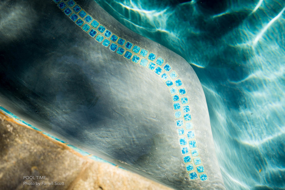 Imagen de piscina con fuente contemporánea de tamaño medio a medida en patio trasero con suelo de hormigón estampado